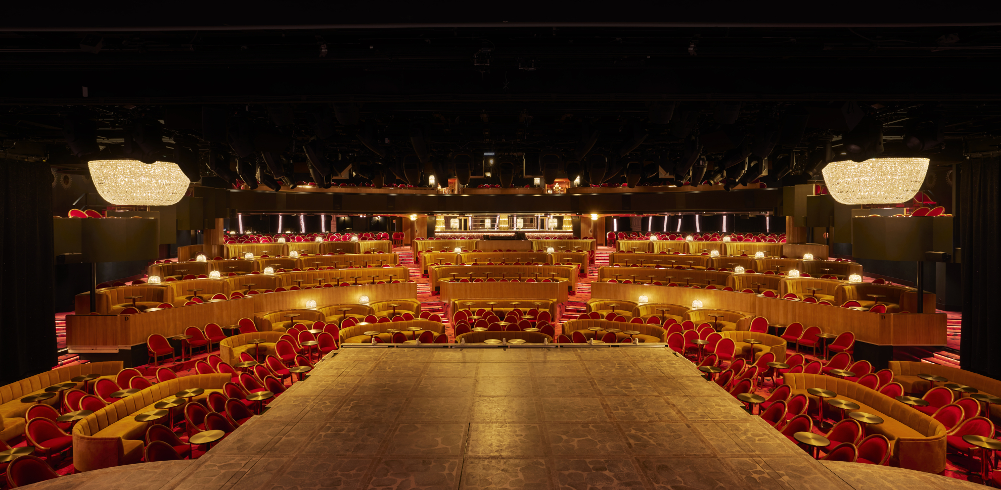 La salle du Théâtre du Lido rénovée par Alexis Mabille — photo Francis Amiand